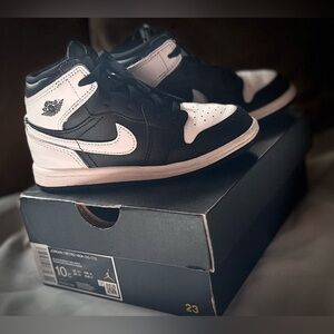 Jordan 1 Retro High OG Toddler 10c Black and White Sneakers